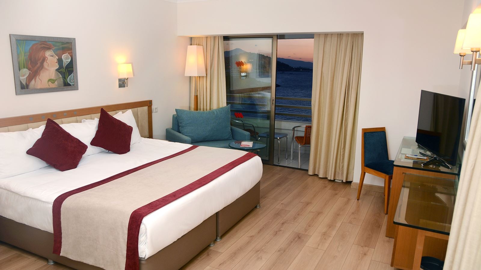 rooms-large-room-seaview-balcony