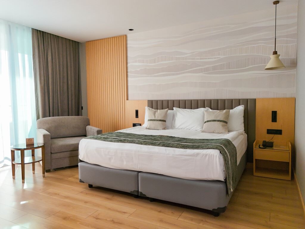 rooms-executive-land-view-room