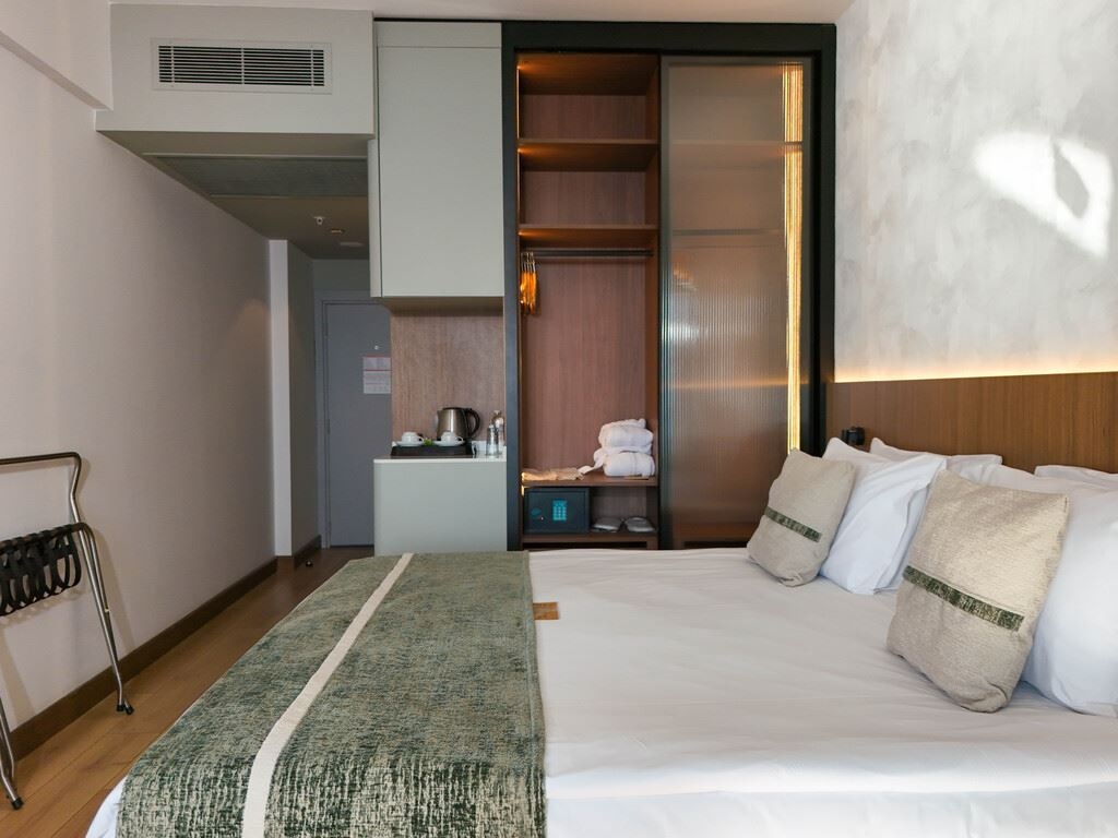 rooms-promo-room-land-view