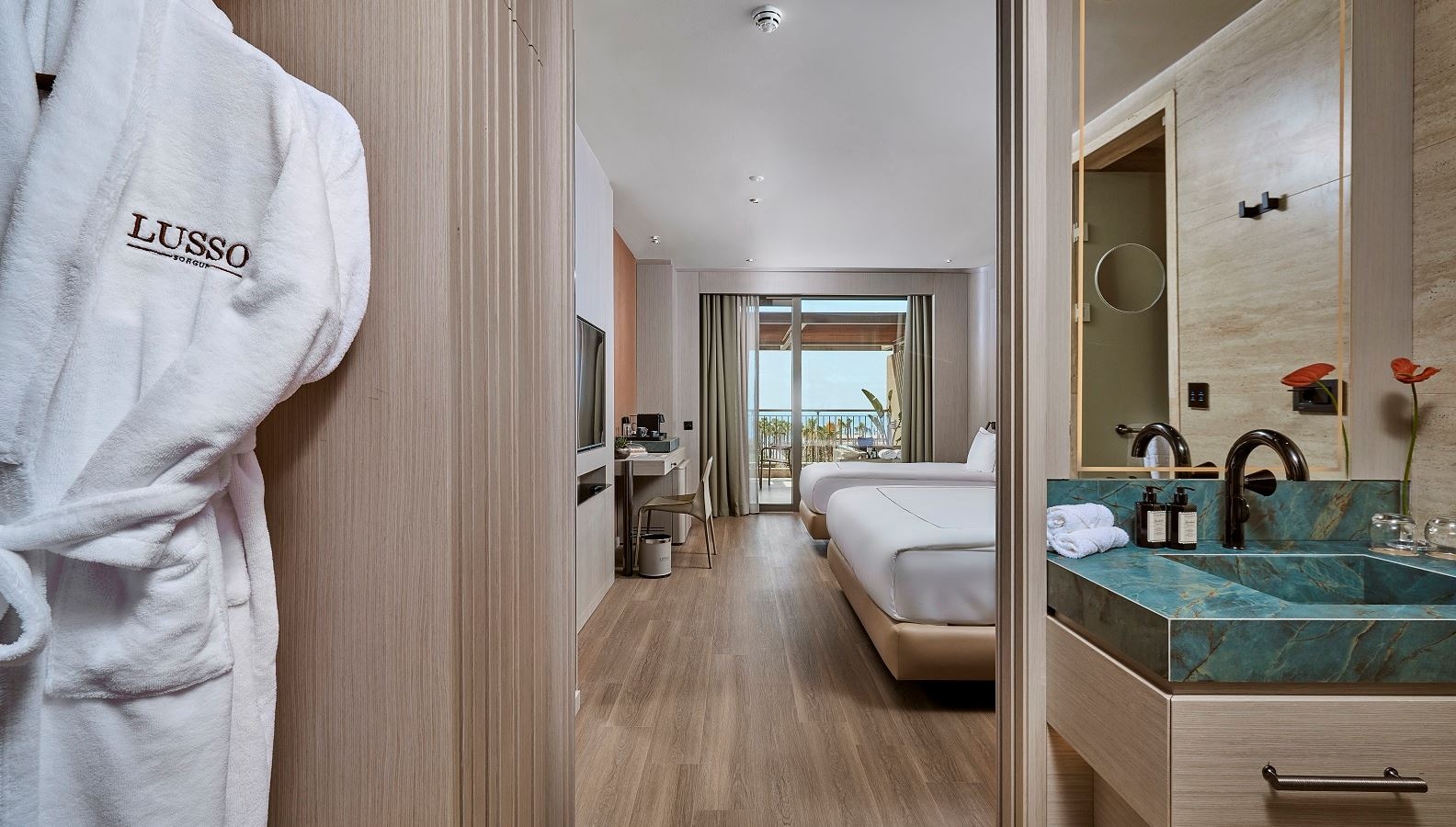 rooms-superior-sea-view-jacuzzi-room