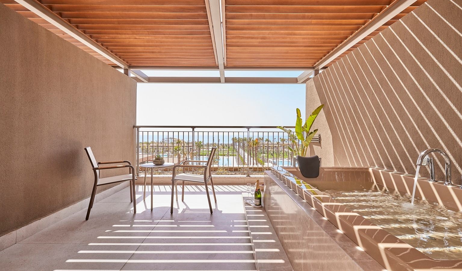 rooms-superior-sea-view-jacuzzi-room