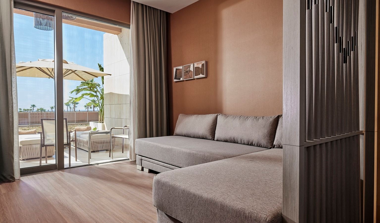 rooms-infinity-sea-view-swimm-up-room