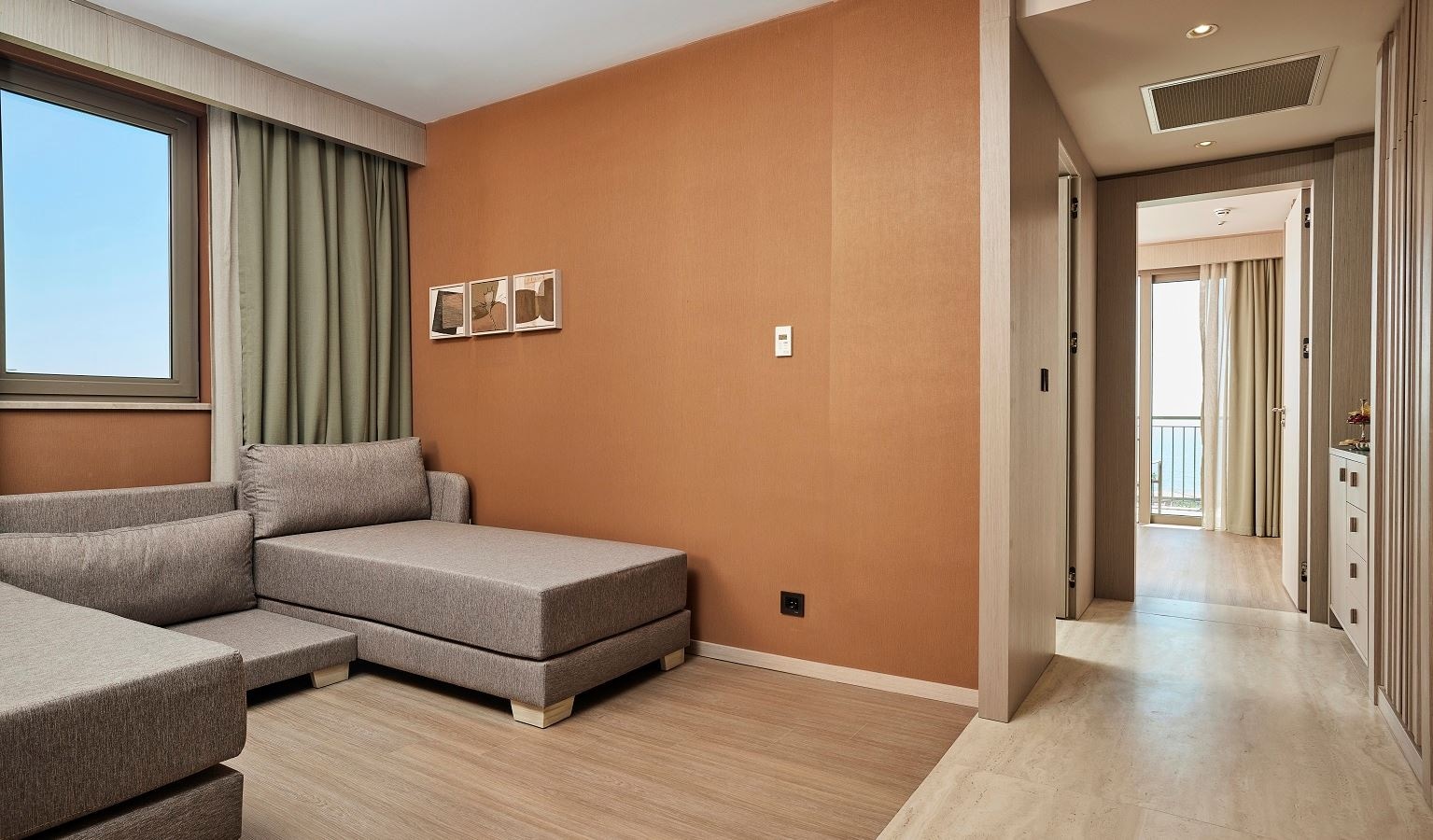 rooms-family-side-sea-view-room