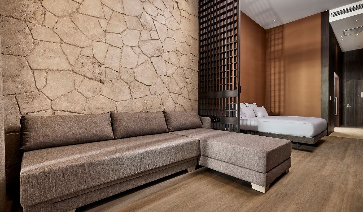 rooms-lagoon-suite-room-garden--pool-view