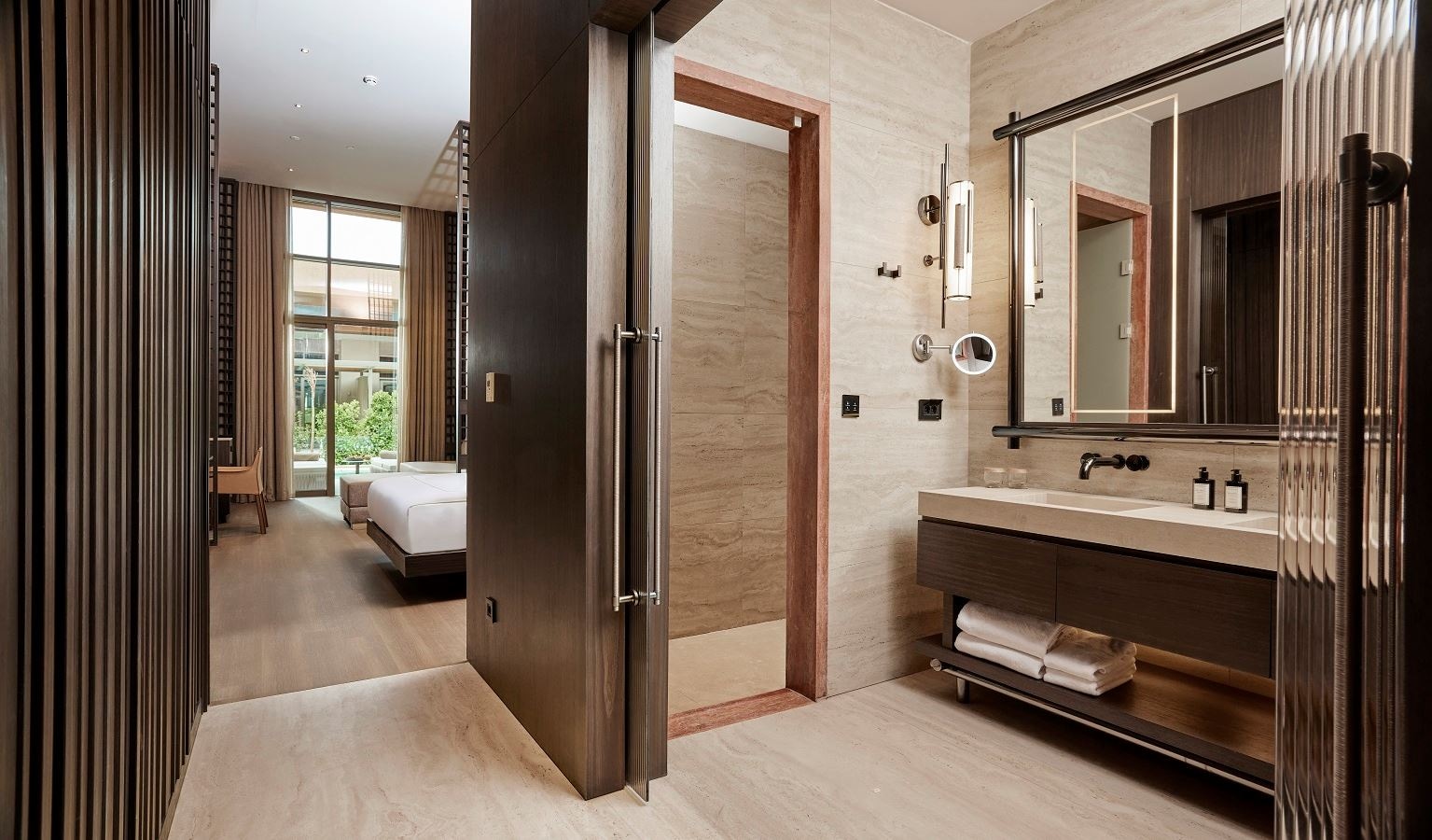 rooms-lagoon-suite-room-garden--pool-view