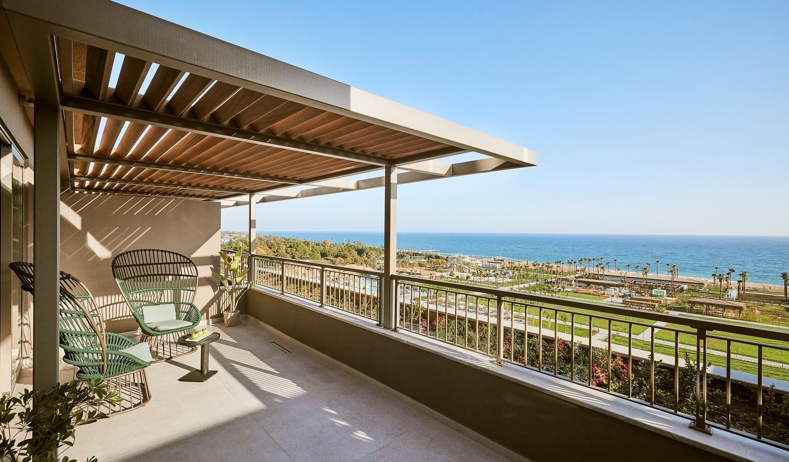 rooms-superior-family-suite-sea-view-room