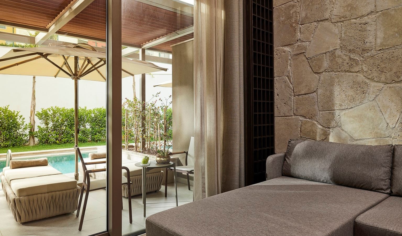 rooms-lagoon-suite-dublex-room-garden--pool-view