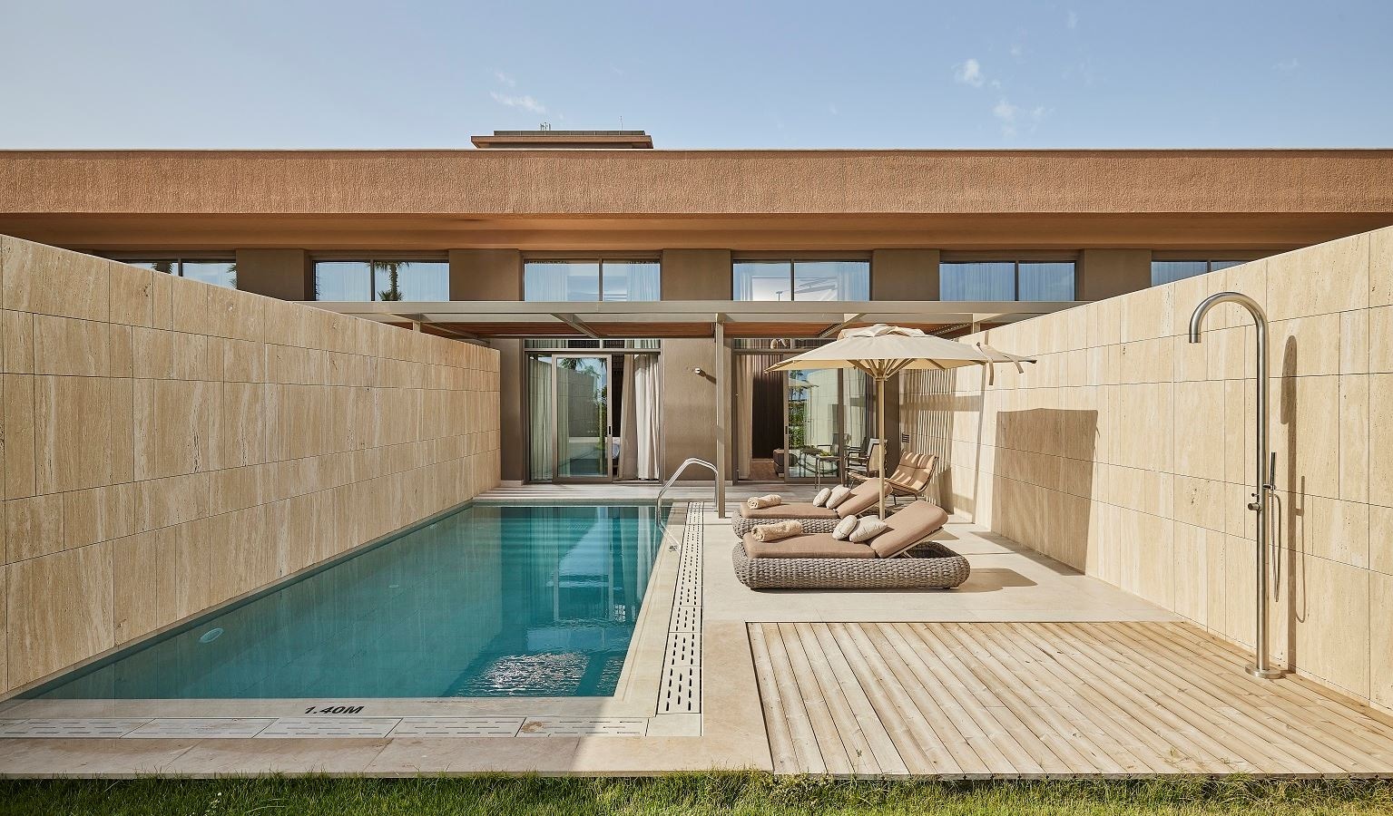 rooms-fabulouse-suite-room-garden--pool-view