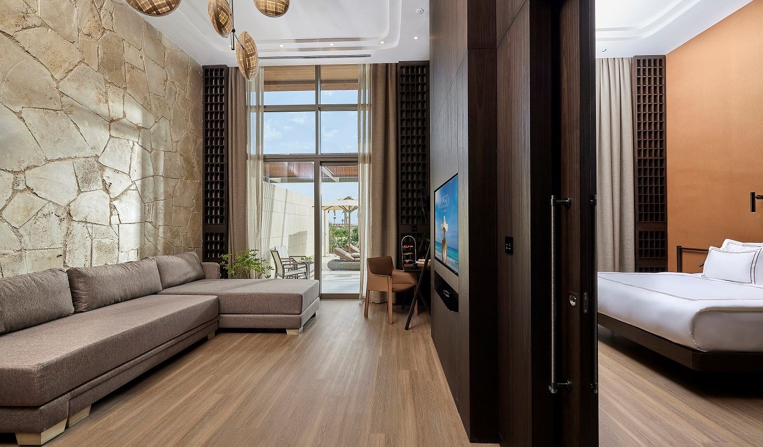 rooms-fabulouse-suite-room-garden--pool-view