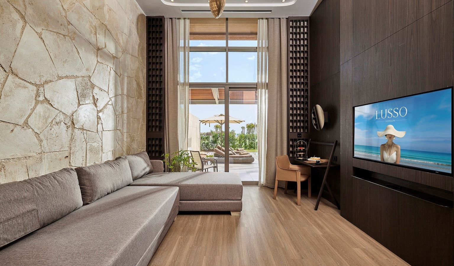 rooms-fabulouse-suite-room-garden--pool-view