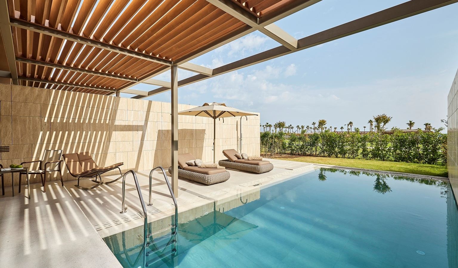 rooms-fabulouse-suite-room-garden--pool-view