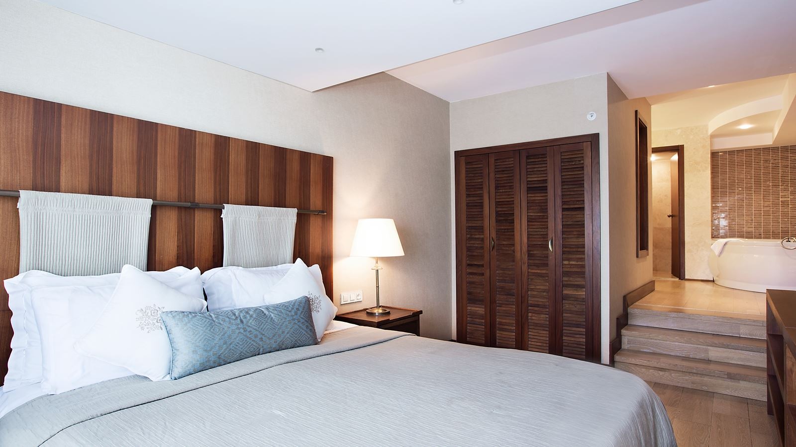 rooms-deluxe-2-bedrooms-suite-with-balcony