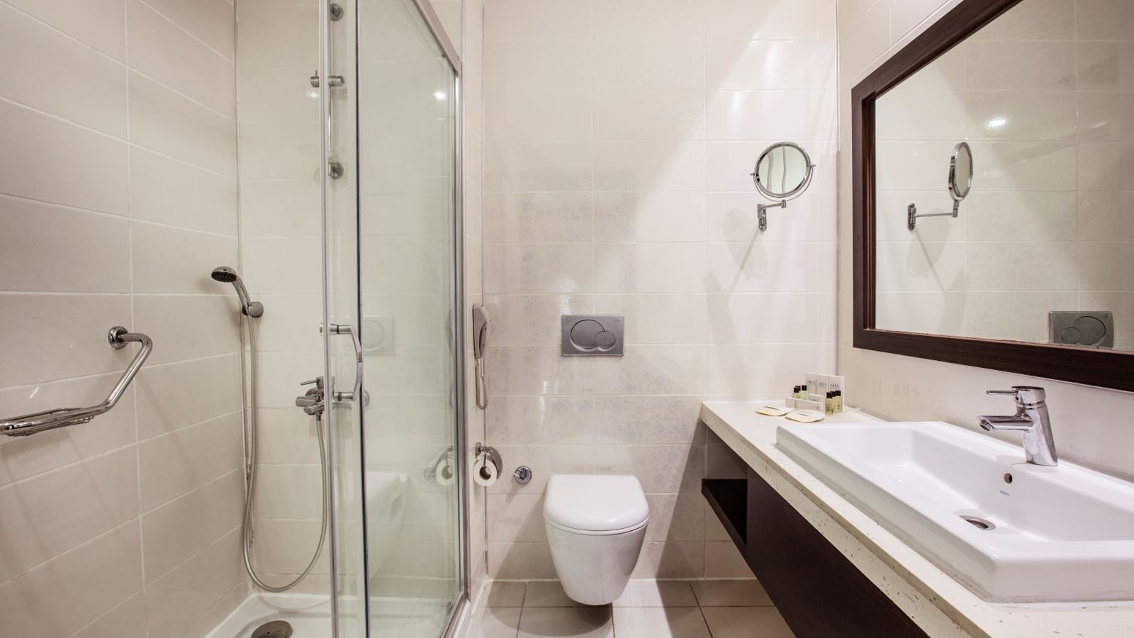 rooms-main-building-deluxe-room-land-view