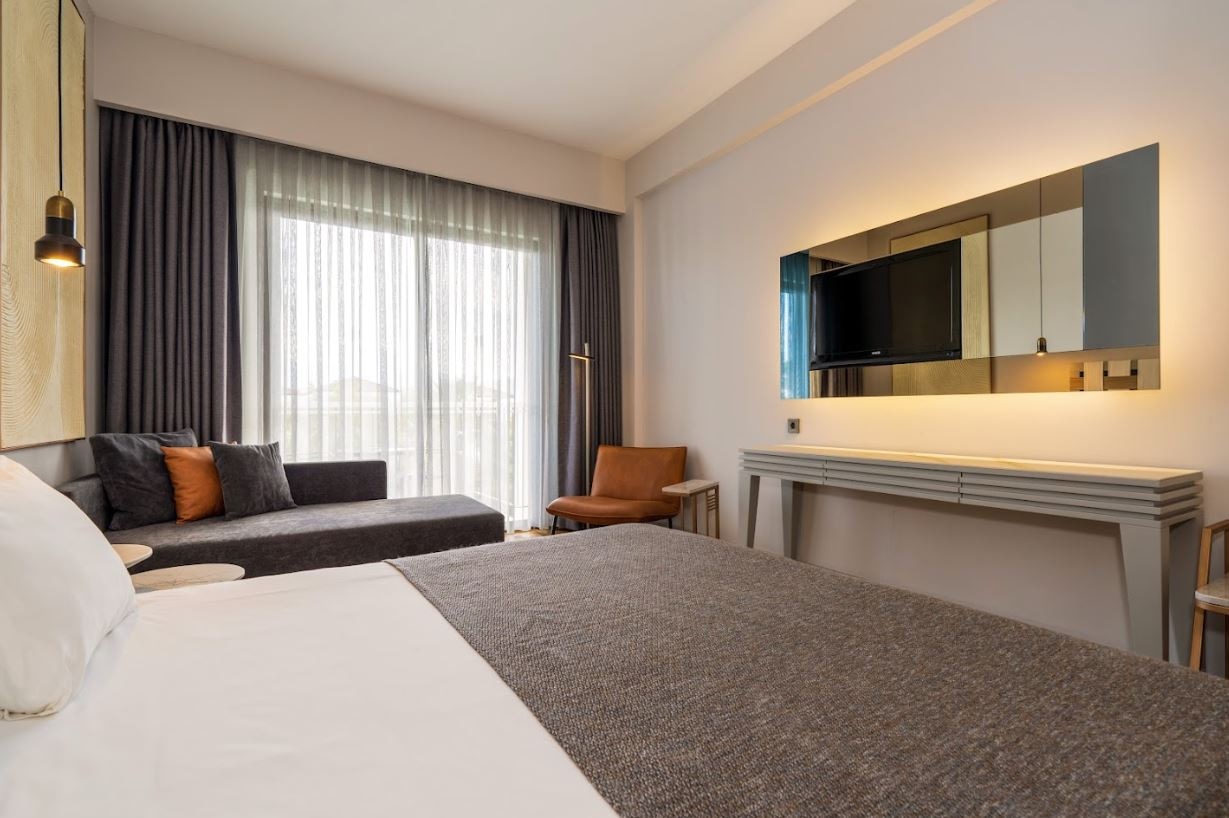 rooms-standart-pool-view-room