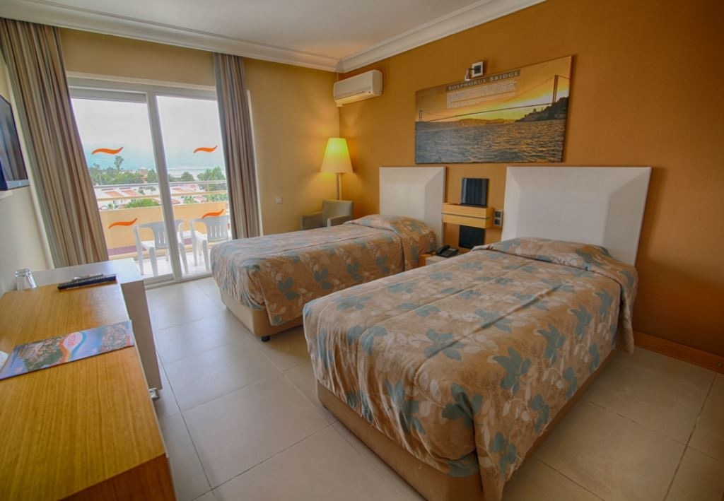 rooms-standard-room-sideseaview-balcony-or-terrace