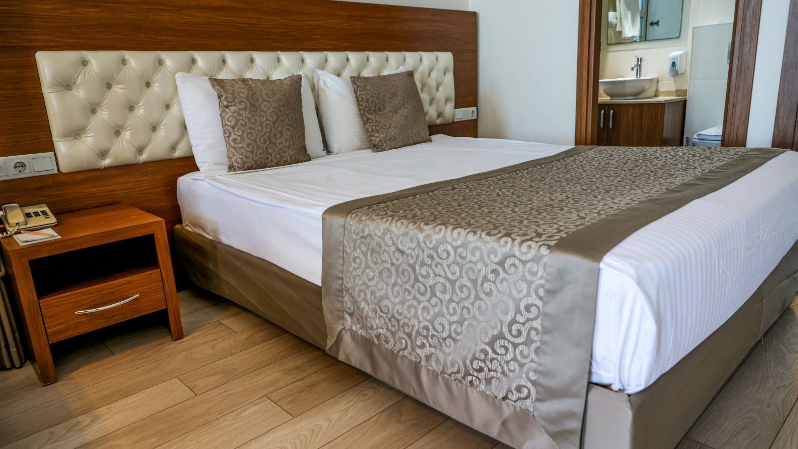 rooms-standard-room-land-view