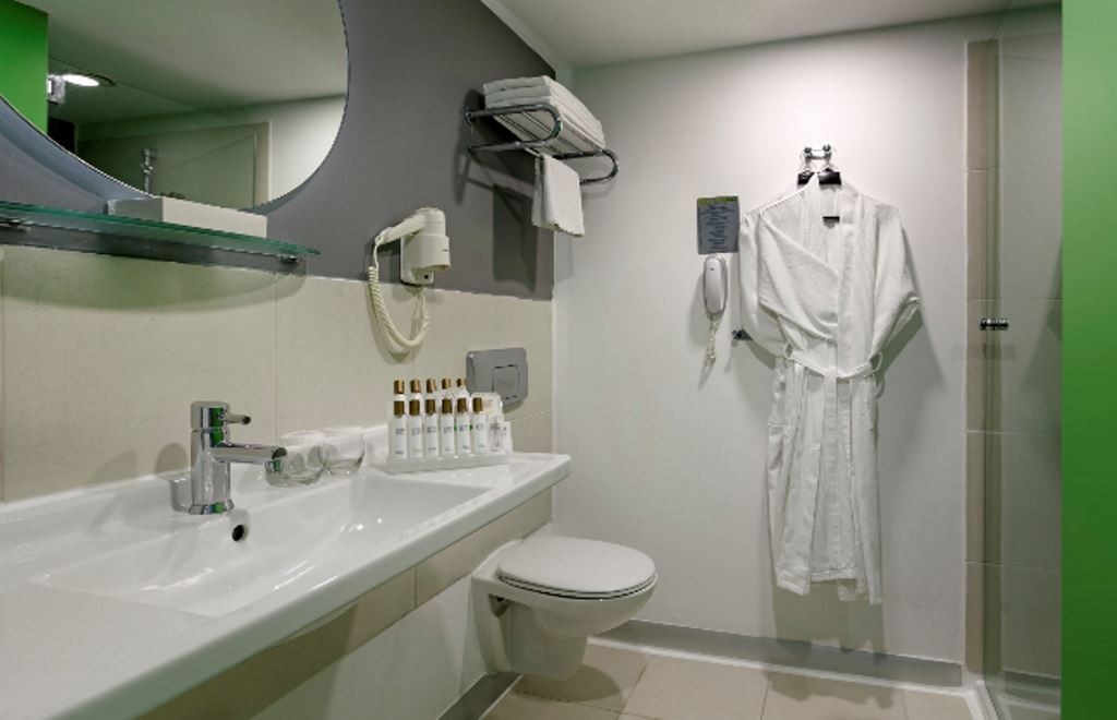 rooms-bungalow-family-room-with-connecting-door