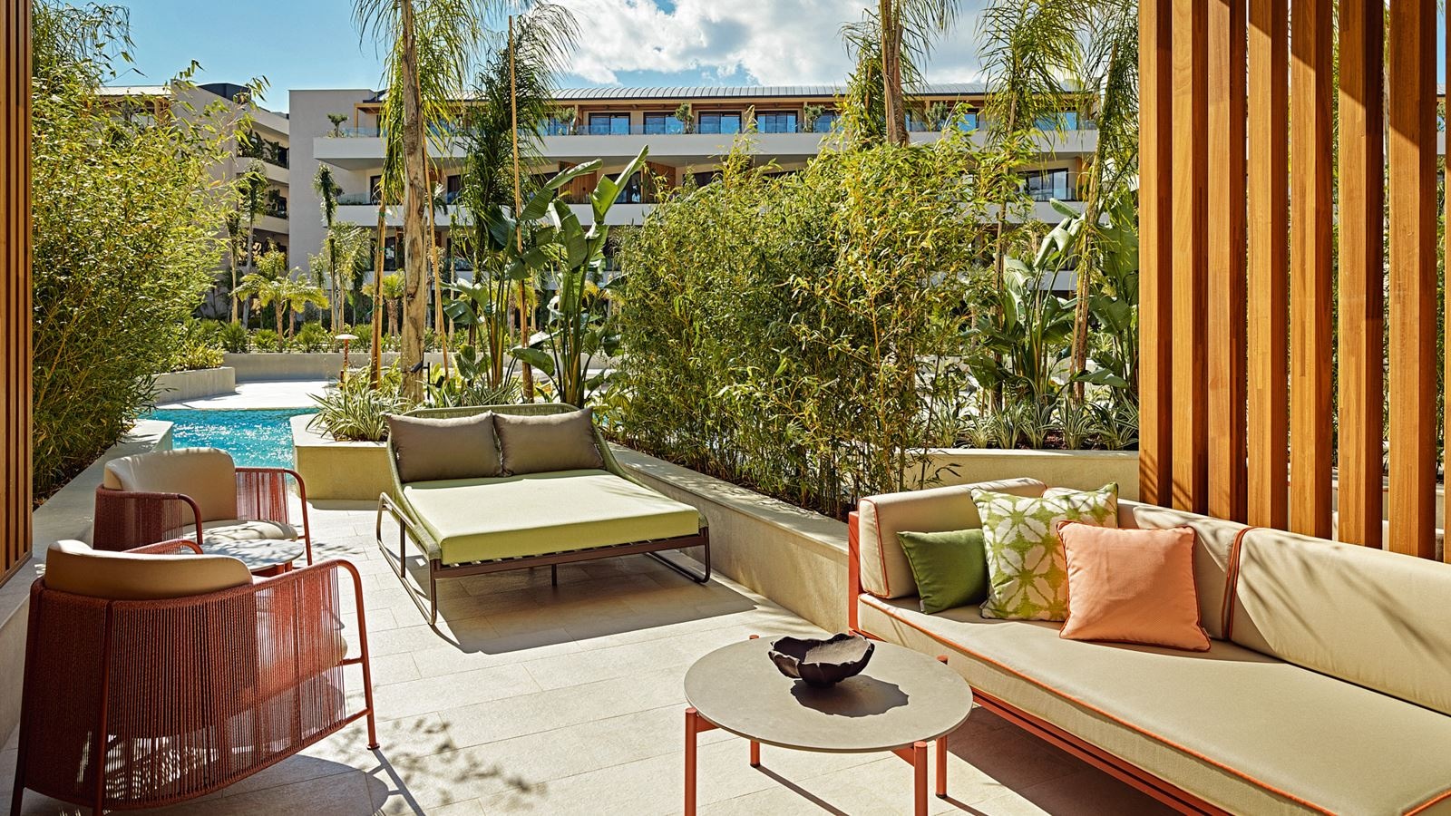 rooms-resort-triple-swim-up-mix-zone