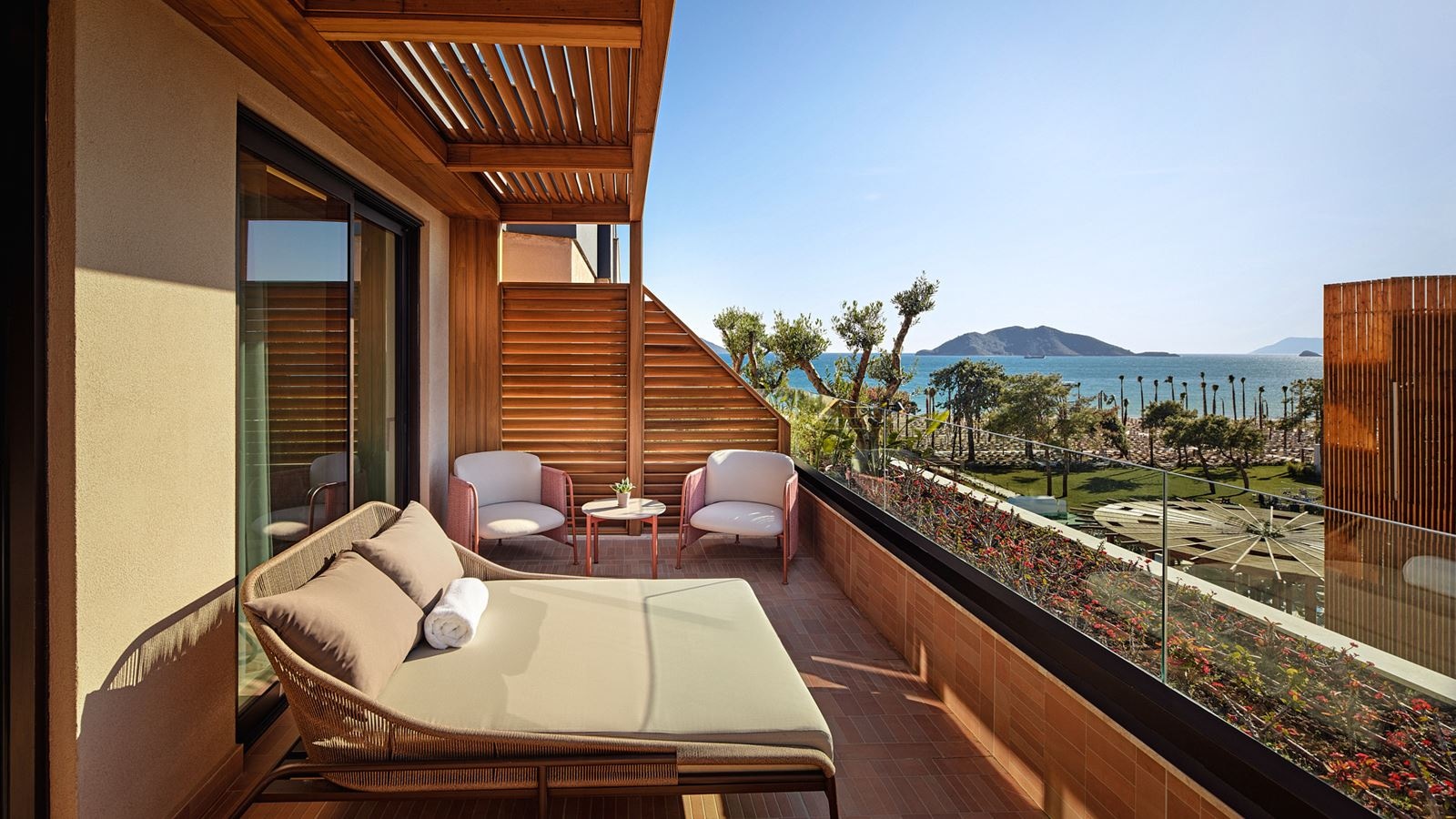 rooms-resort-jacuzzi-suite-resort-mix-zone