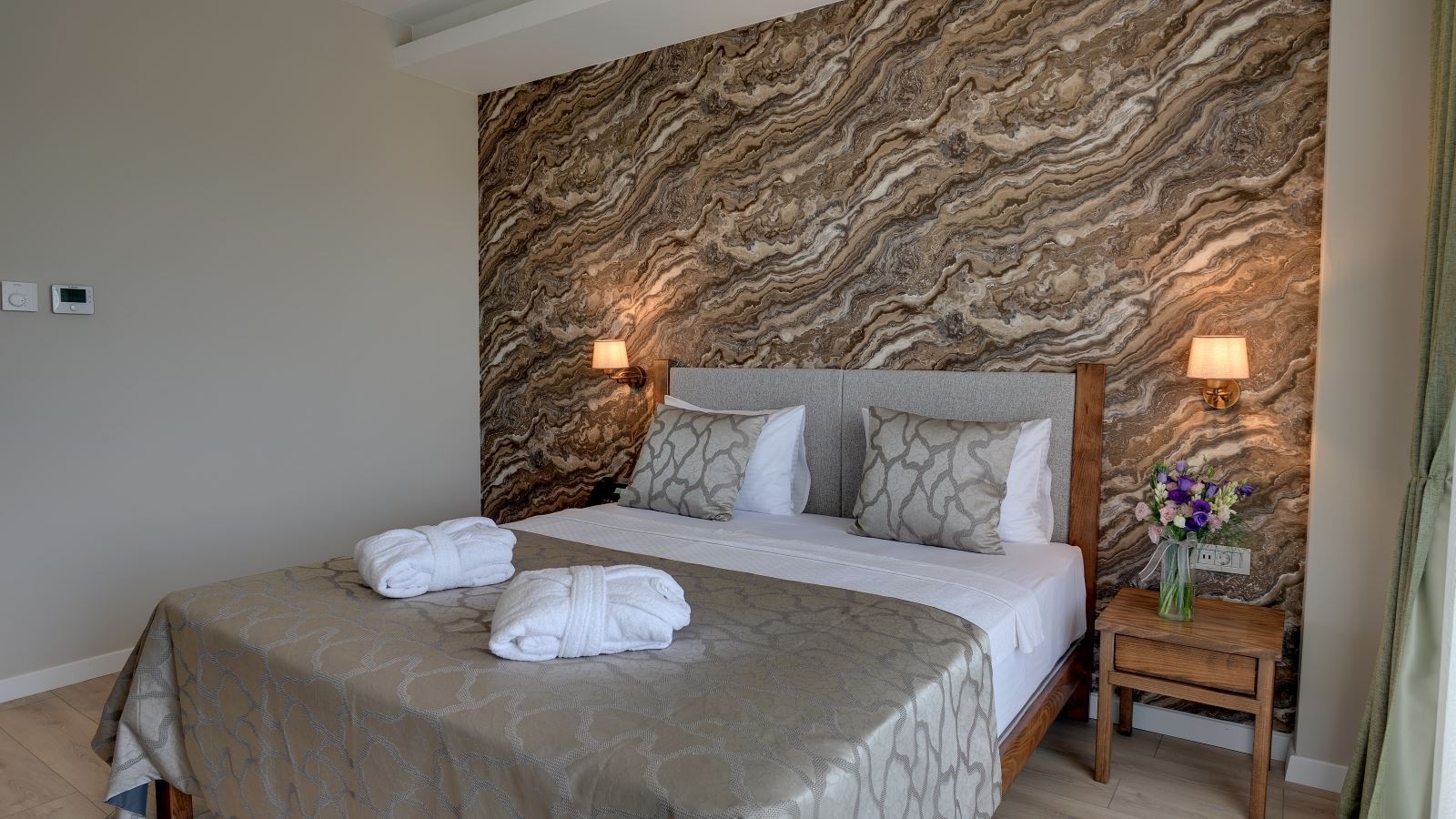 rooms-family-king-room