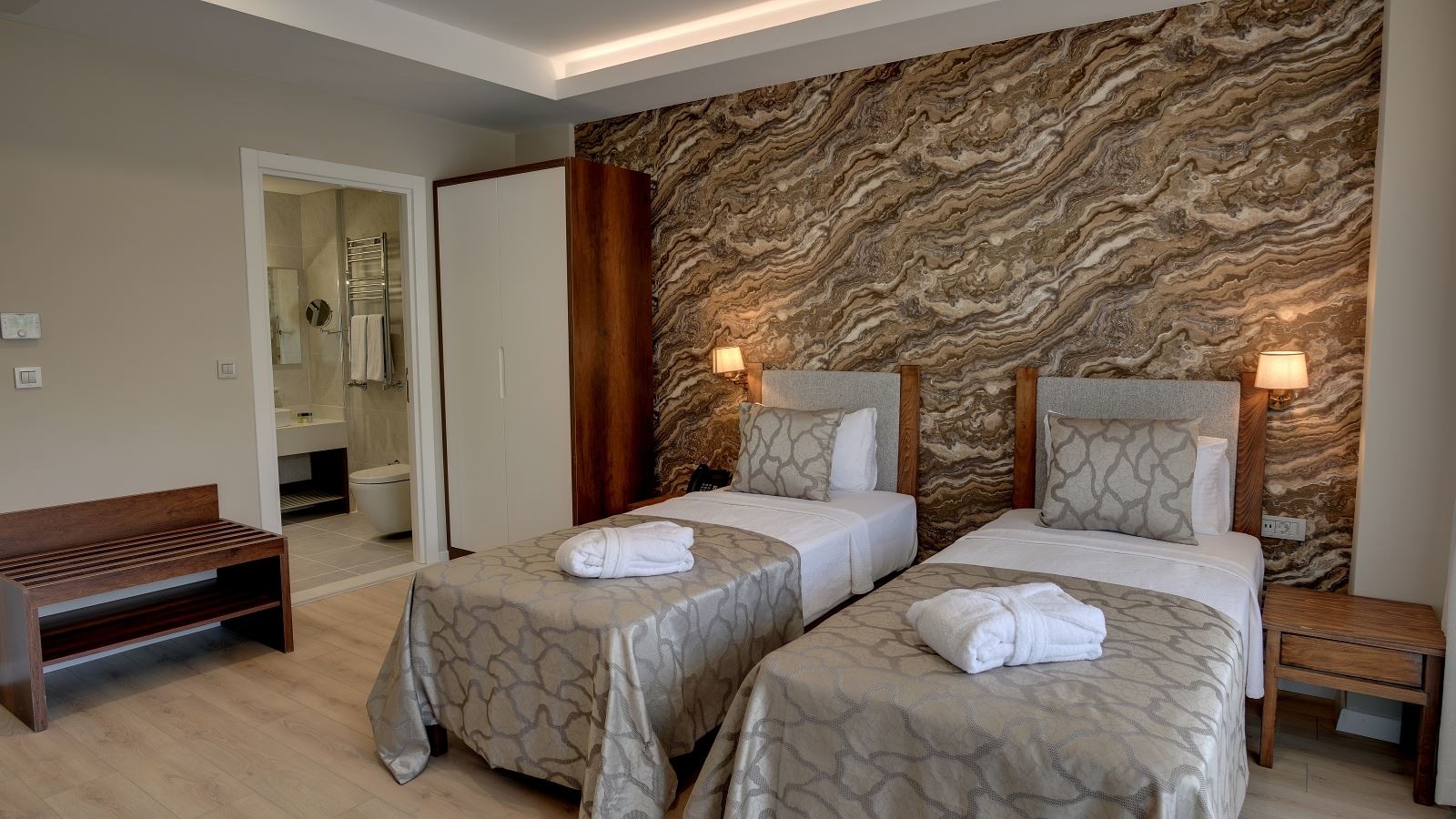 rooms-family-king-room