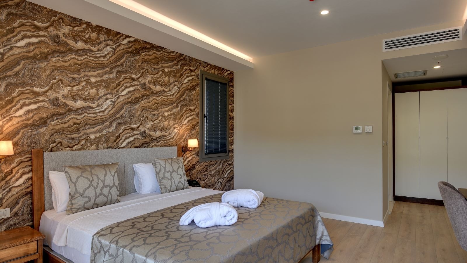 rooms-family-king-room