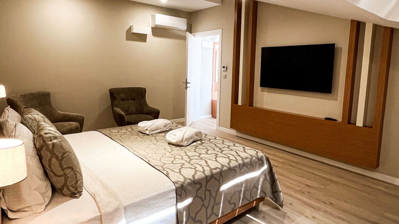 rooms-family-king-room-with-sea-view