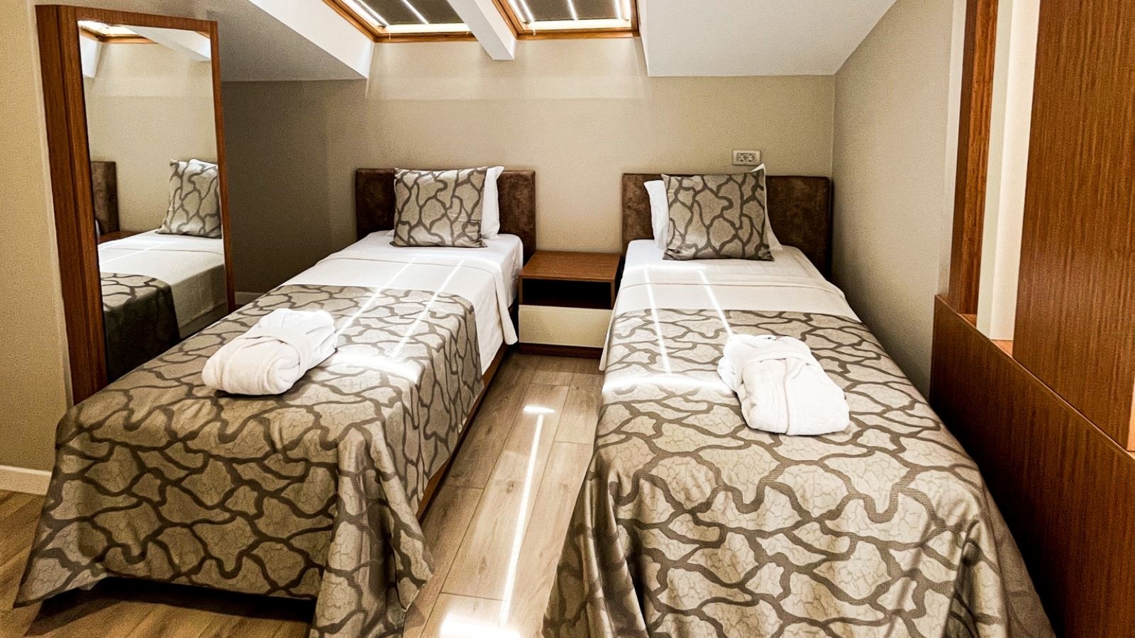 rooms-family-king-room-with-sea-view