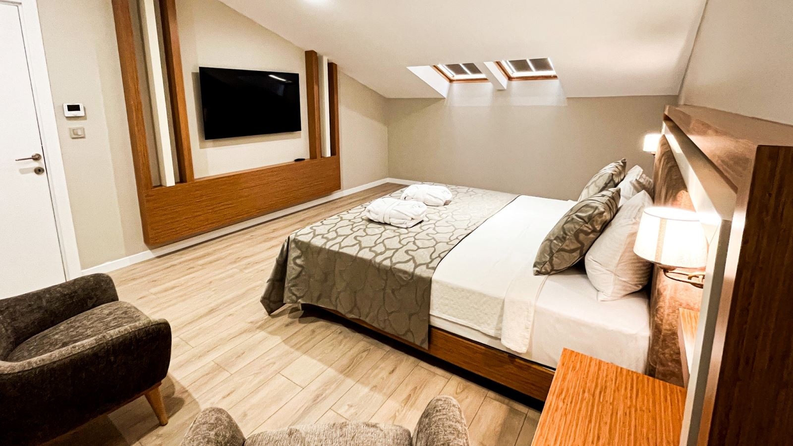 rooms-family-king-room-with-sea-view