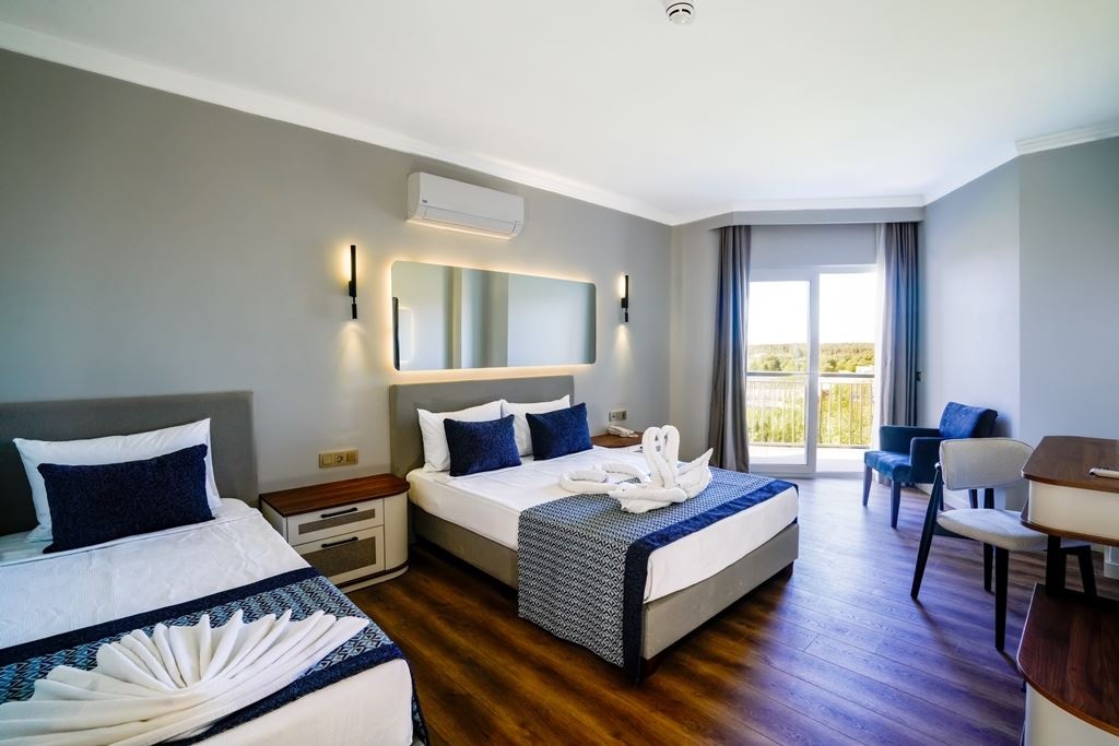 rooms-standart-pool-view-with-balcony