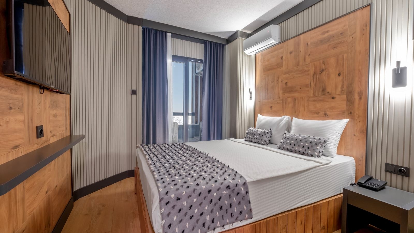 rooms-standard-room-land-view-balcony