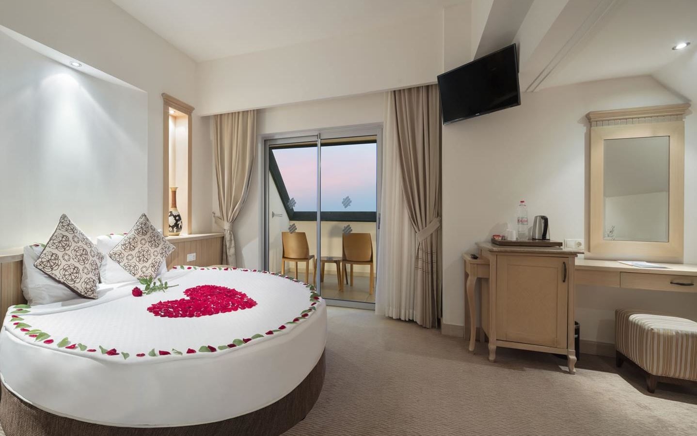 rooms-honeymoon-suite