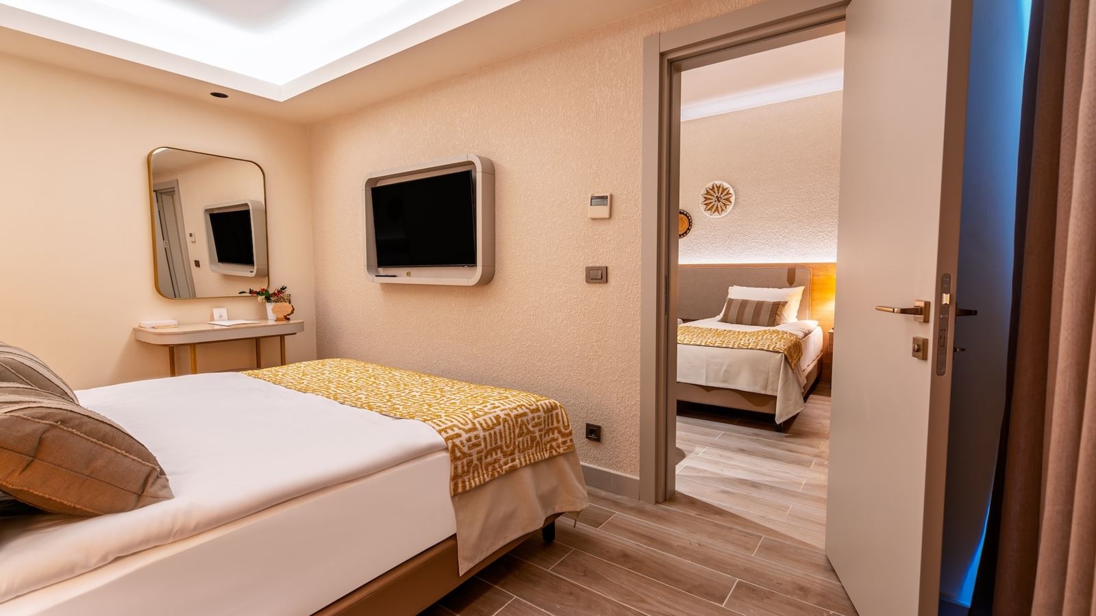 rooms-deluxe-family-room