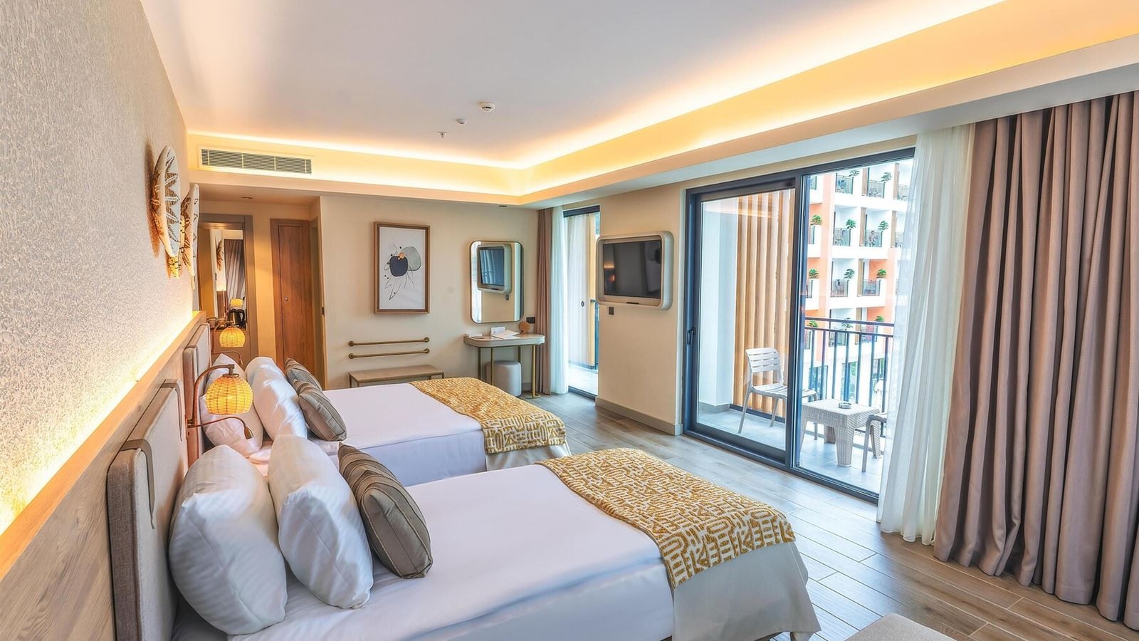 rooms-deluxe-room-pool-view