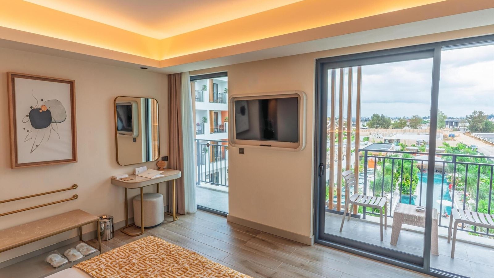 rooms-deluxe-room-pool-view