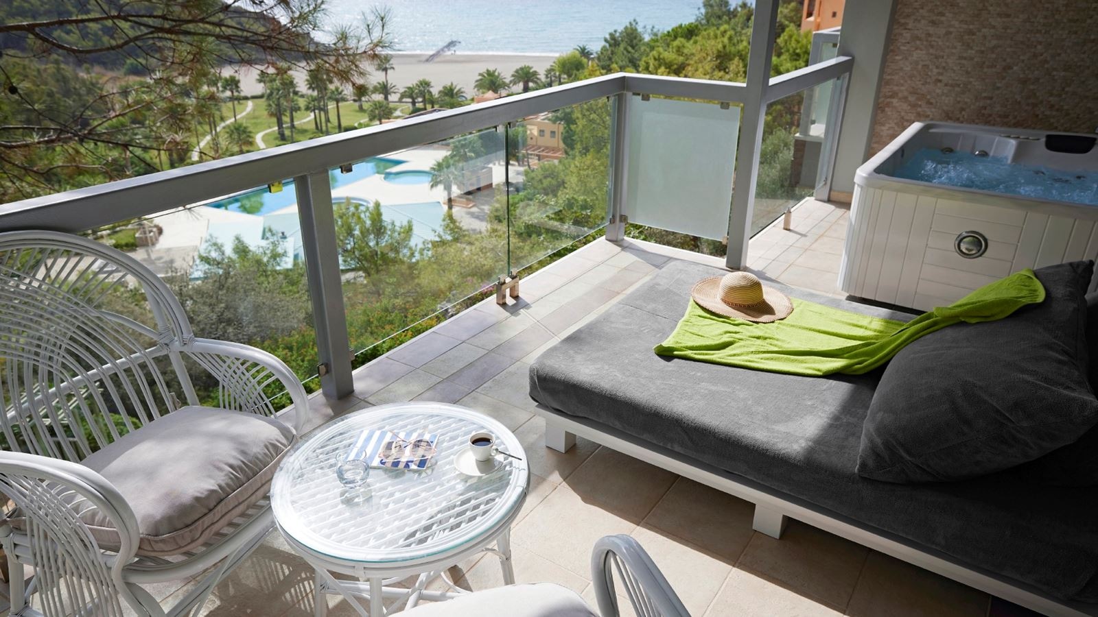 rooms-suite-classic-jacuzzi-sea-view-suis1