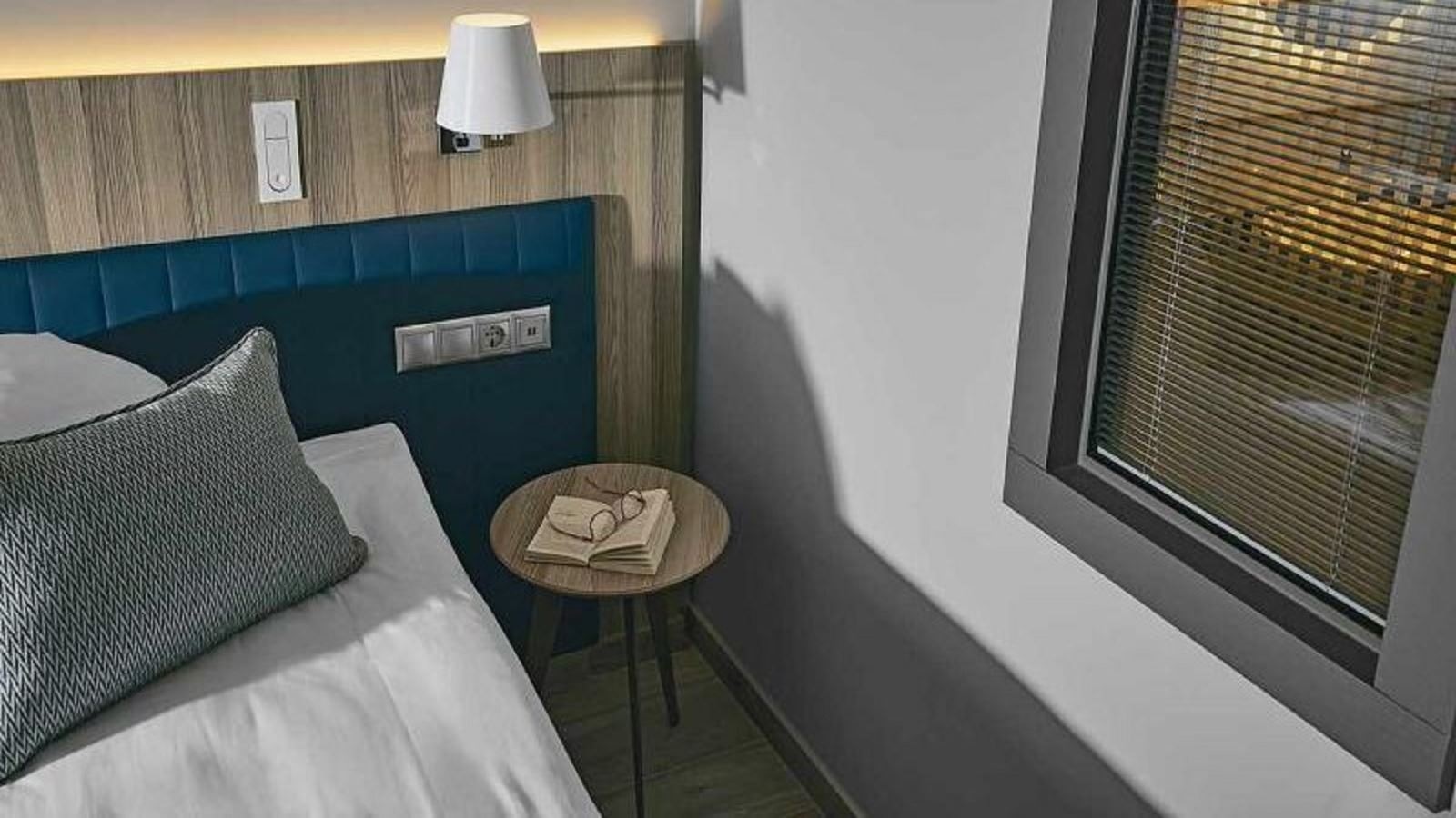 rooms-double-room-classic-sea-side-without-balcony-dbl1