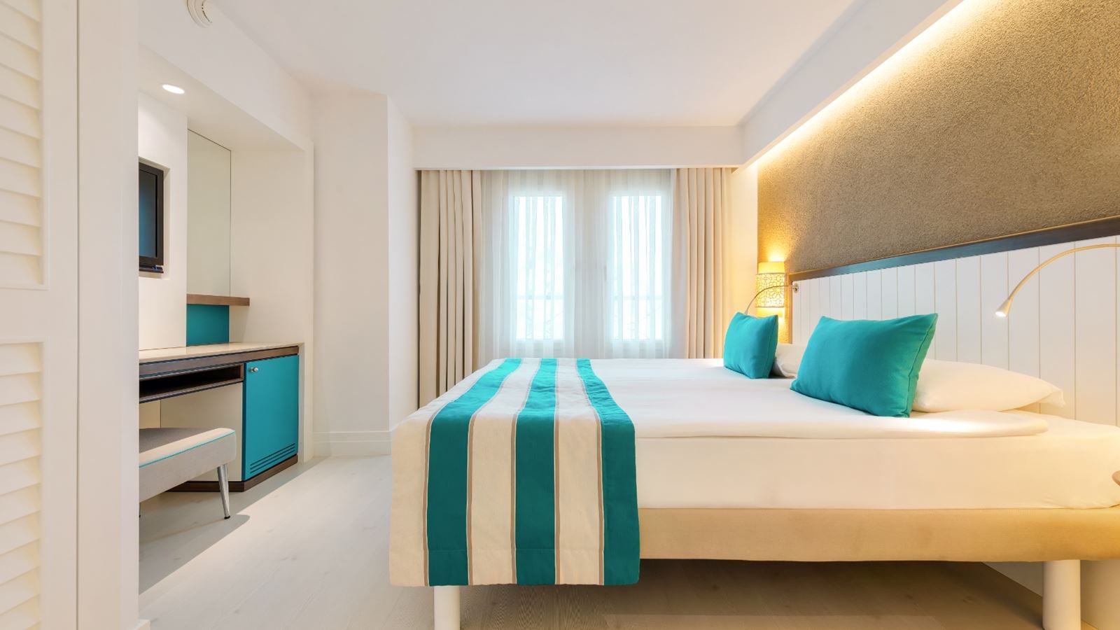 rooms-family-room-classic-atrium-fam1