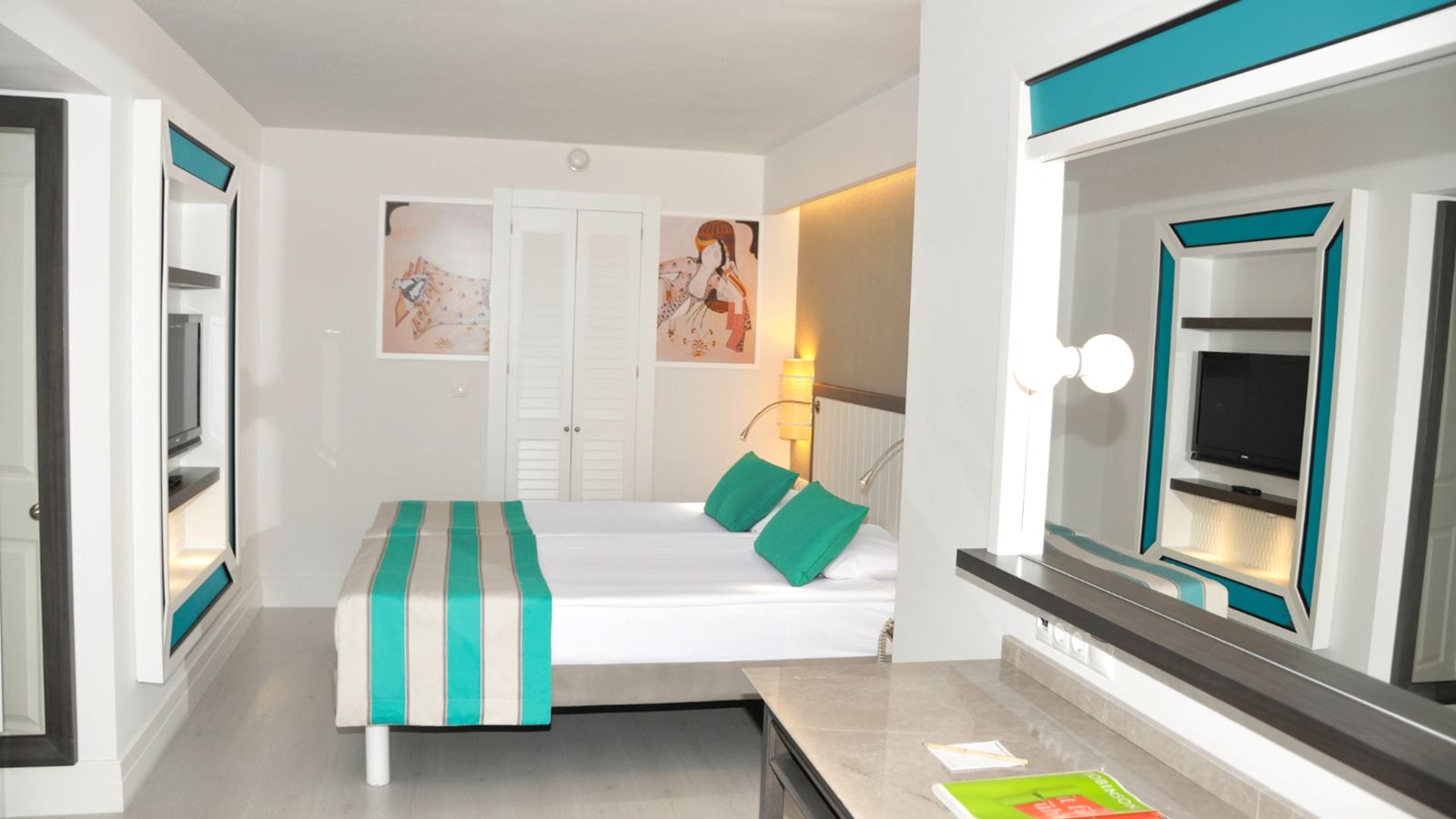 rooms-family-room-classic-atrium-fam1