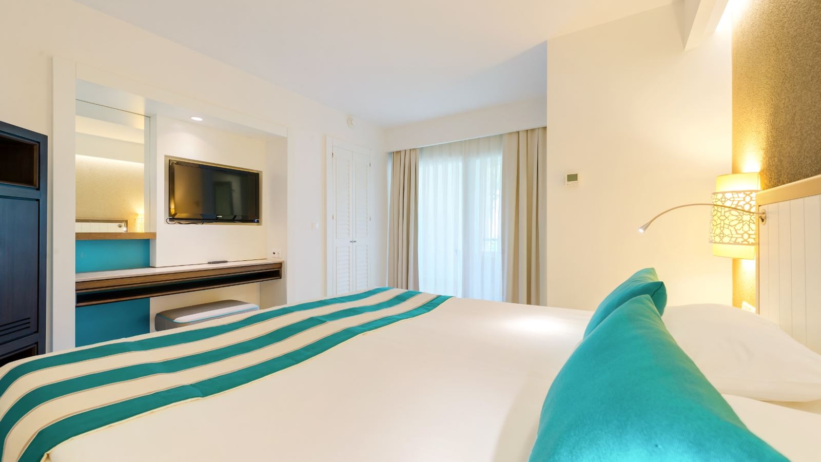 rooms-family-room-classic-atrium-fam1