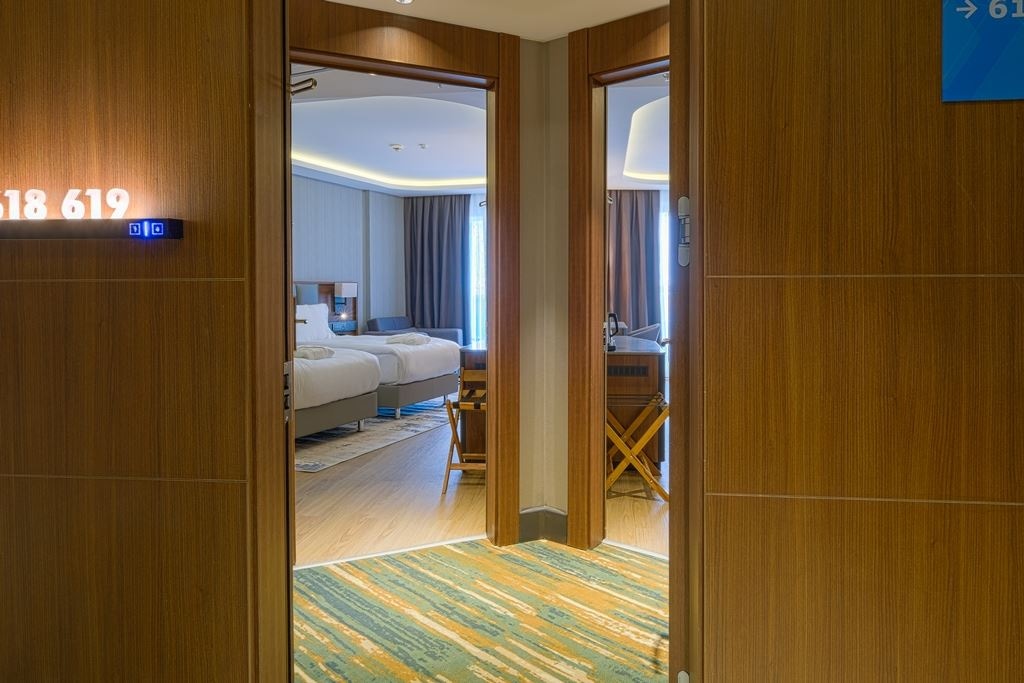 rooms-deluxe-family-room-land-view