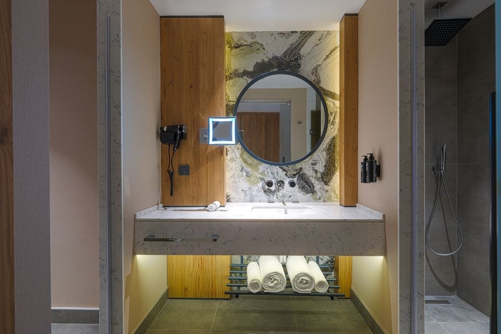 rooms-deluxe-family-room-land-view