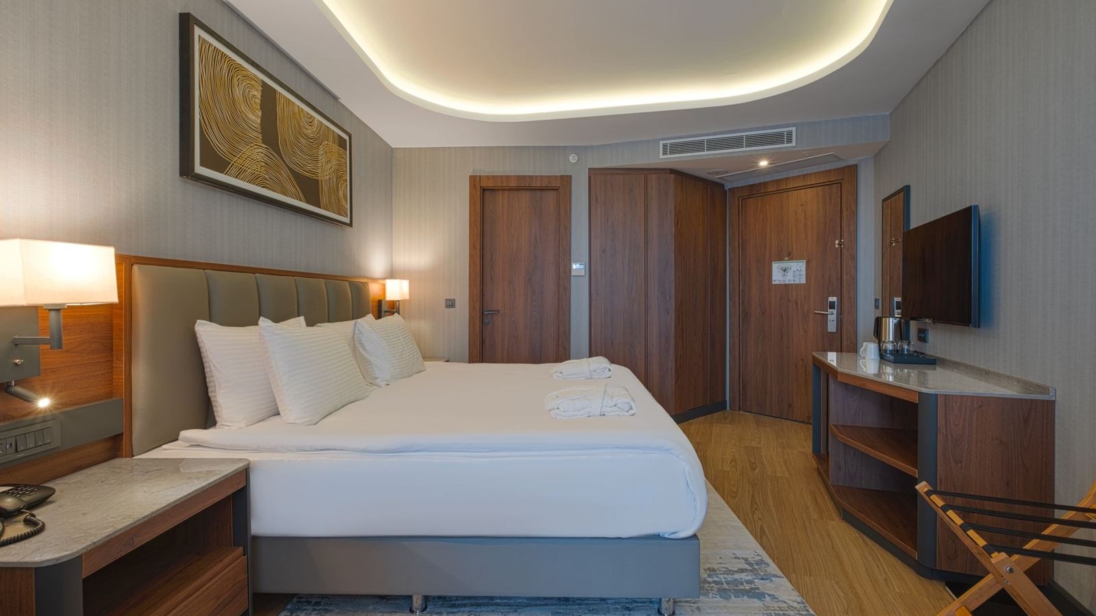 rooms-deluxe-family-room-pool-view