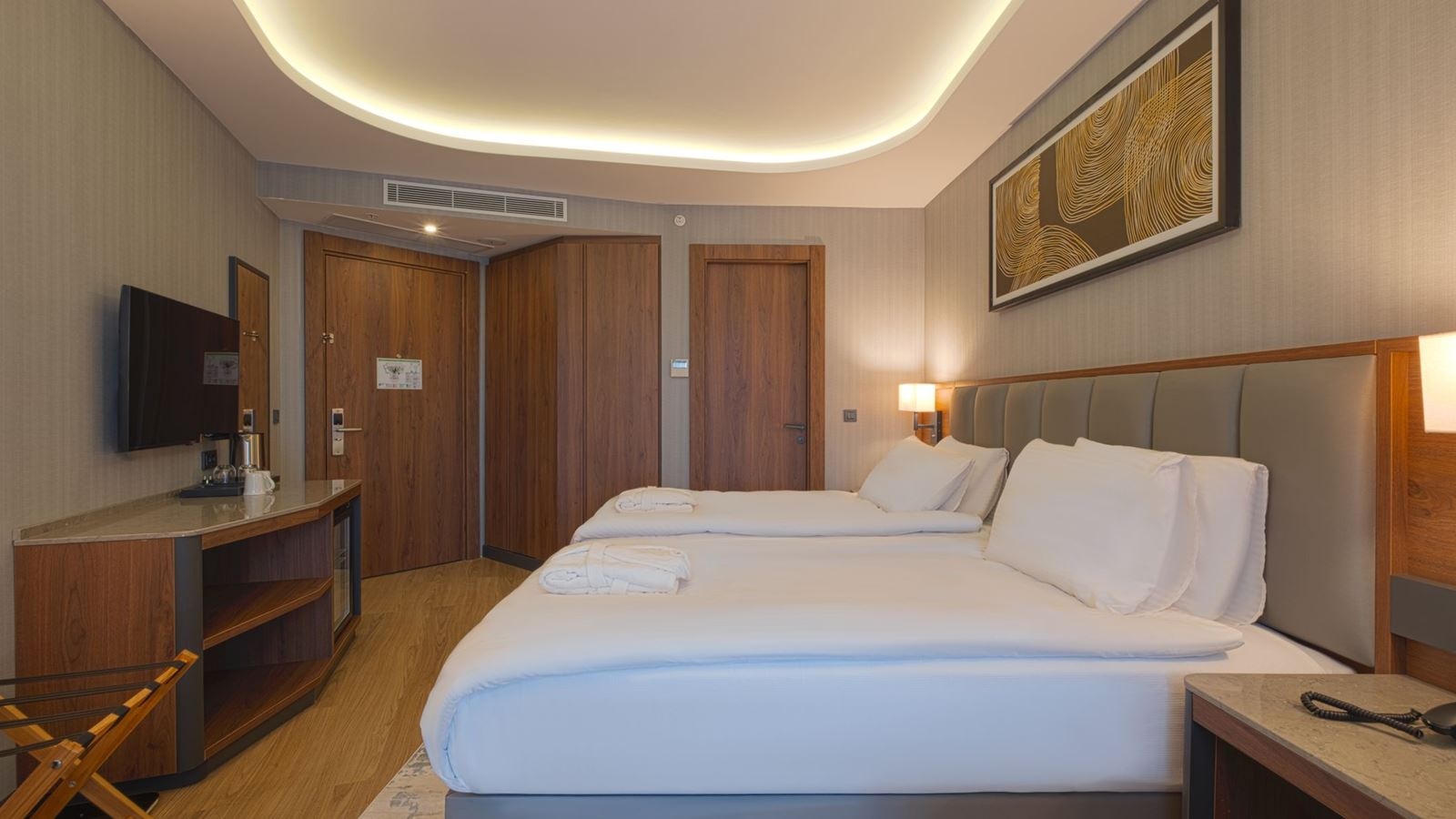 rooms-deluxe-family-room-pool-view