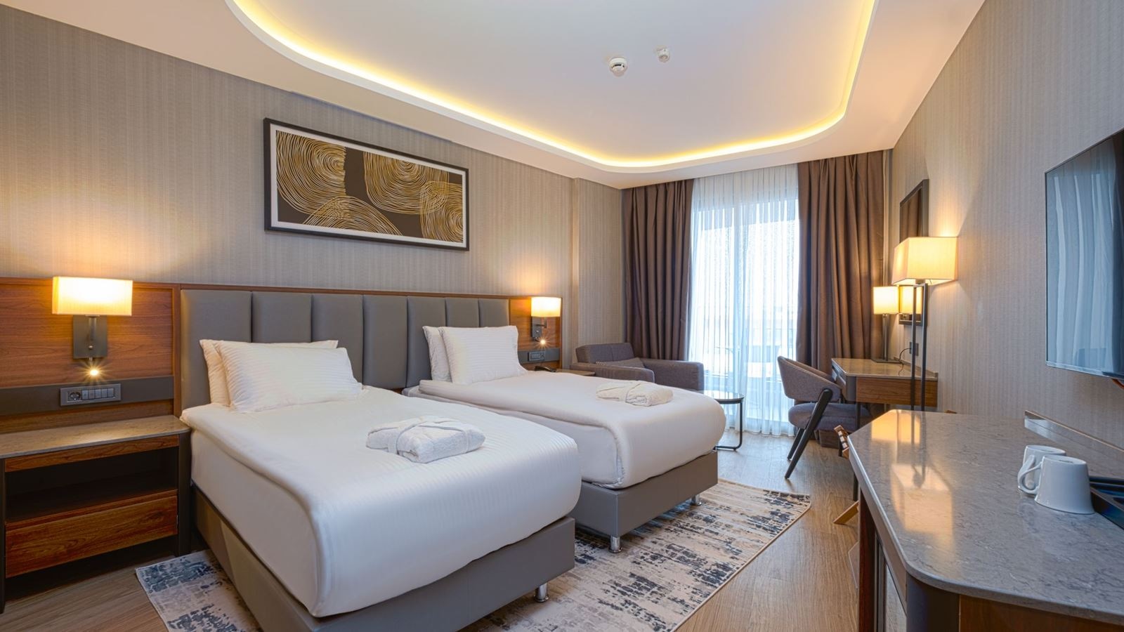 rooms-deluxe-family-room-pool-view