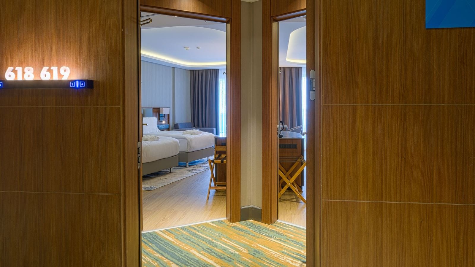 rooms-deluxe-family-room-pool-view