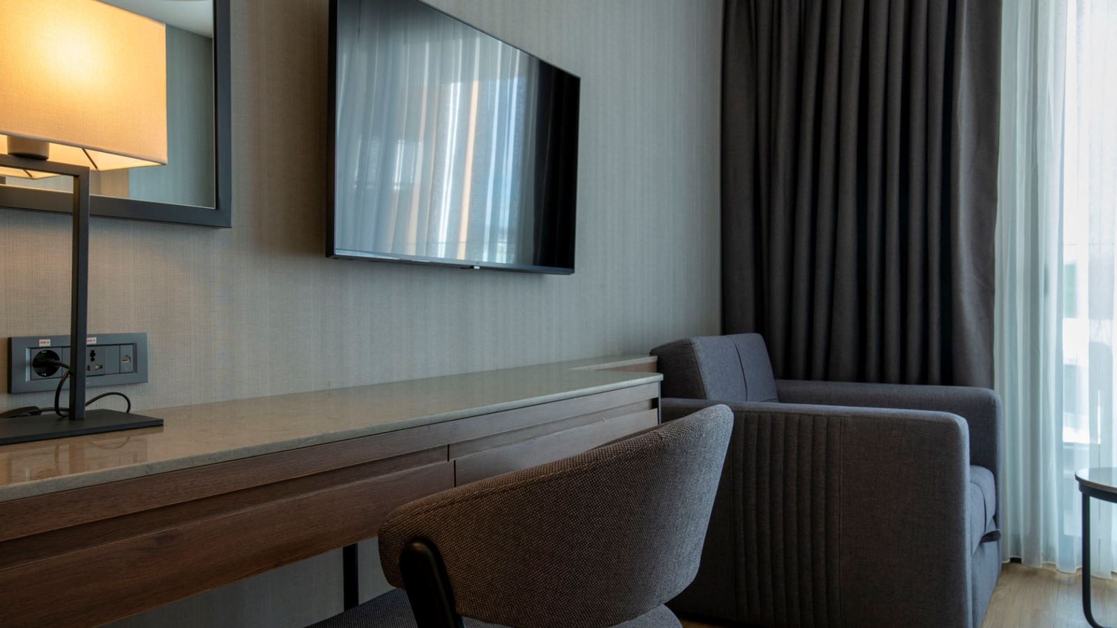 rooms-deluxe-room-land-view-with-balcony