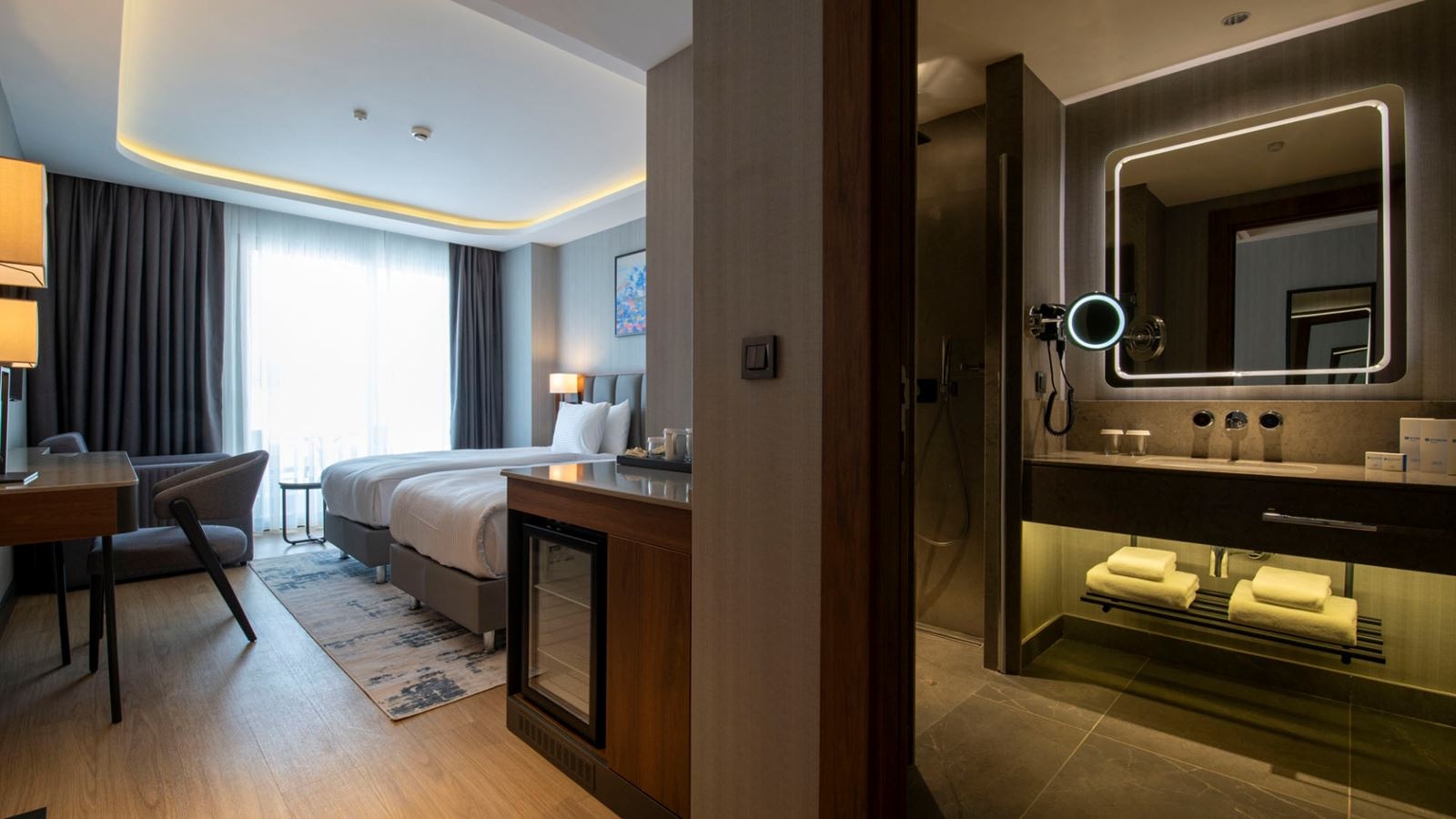 rooms-deluxe-room-land-view-with-balcony