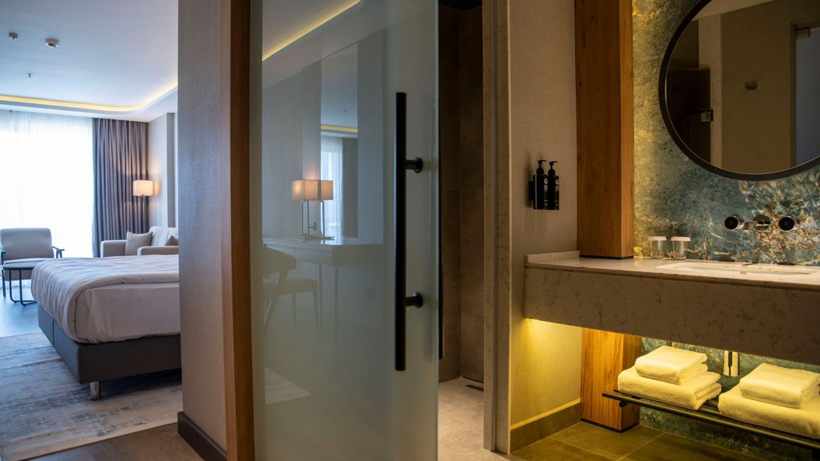 rooms-superior-pool-view-with-balcony