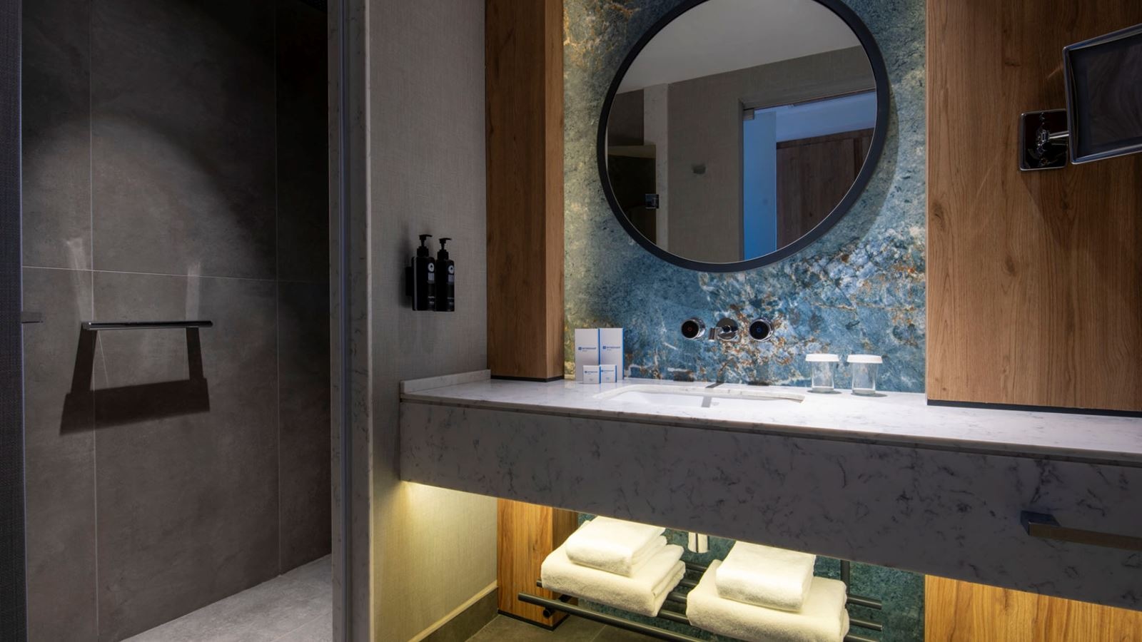 rooms-superior-pool-view-with-balcony